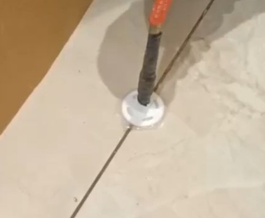 扎兰屯瓷砖空鼓维修公司专业解答瓷砖在铺贴过程中，如果没有涂抹均匀到位的粘结材料（如水泥砂浆或瓷砖胶），可能会导致以下问题