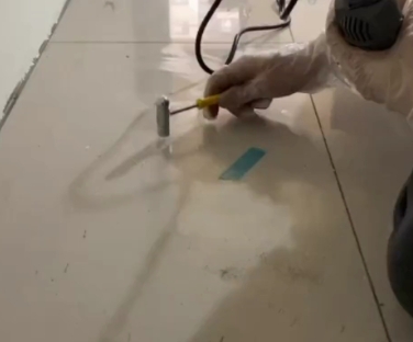 扎兰屯瓷砖开裂维修公司专业分享瓷砖在铺贴前如果没有沥干水分，将会导致以下问题
